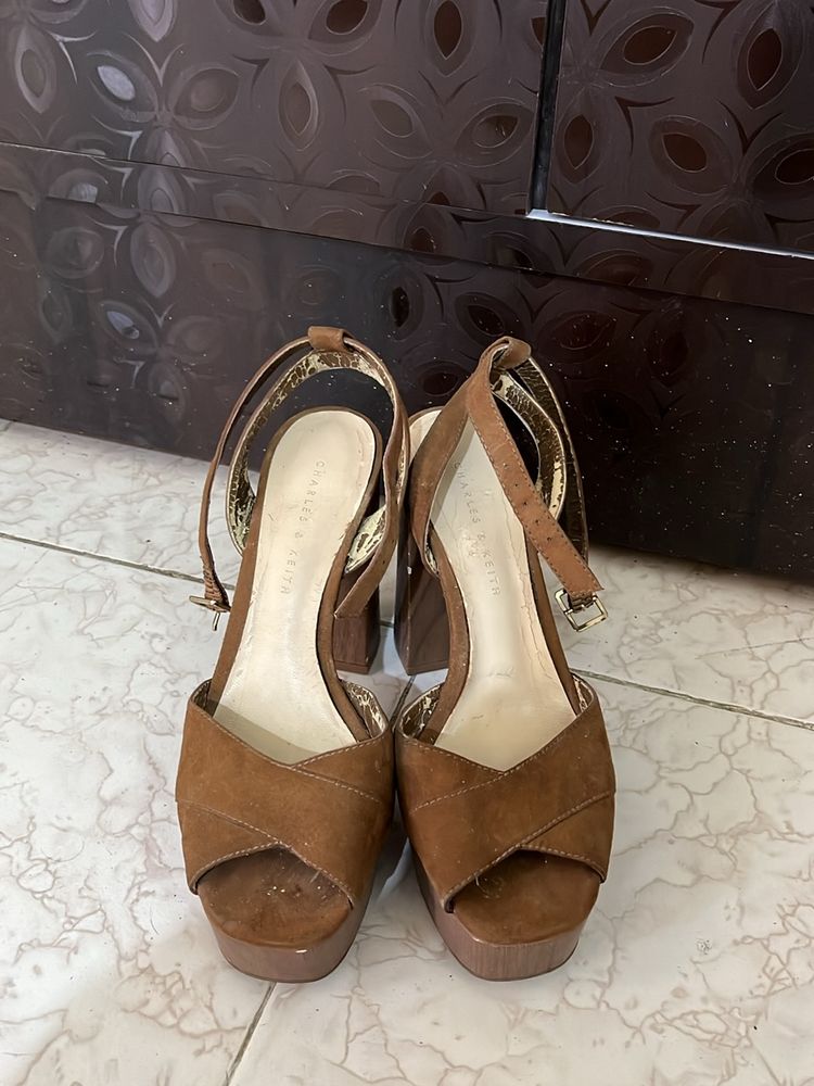 CHARLES & KEITH BROWN HEELS👠