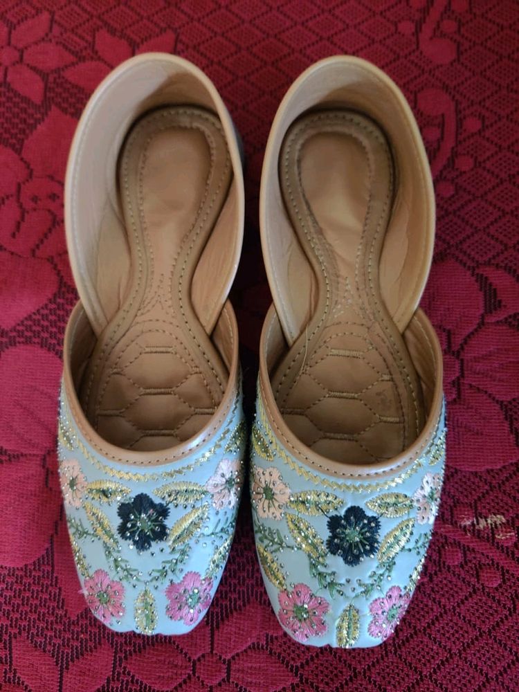 Women Mojri Available In Size 5/6