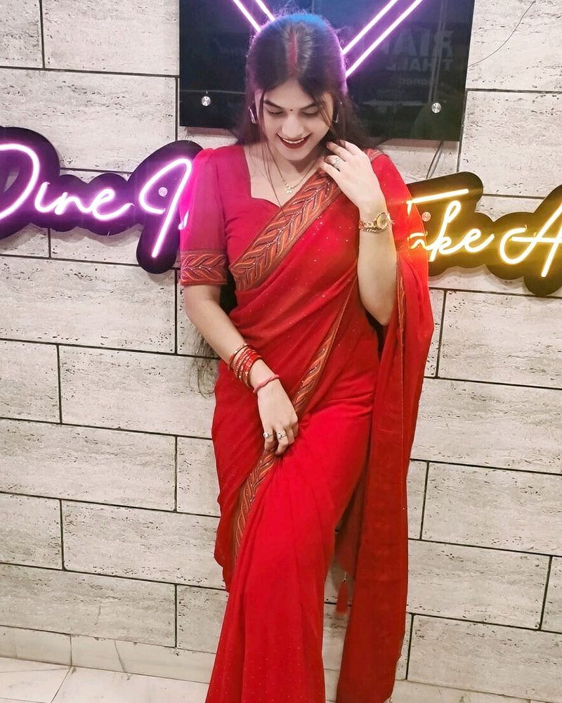 Red Color Ki Bhot Saree Ha,i Isliye Sell Krni H Ye