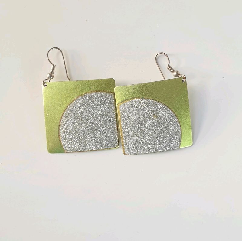 Set Of 2 Earings Green Color And Hanging