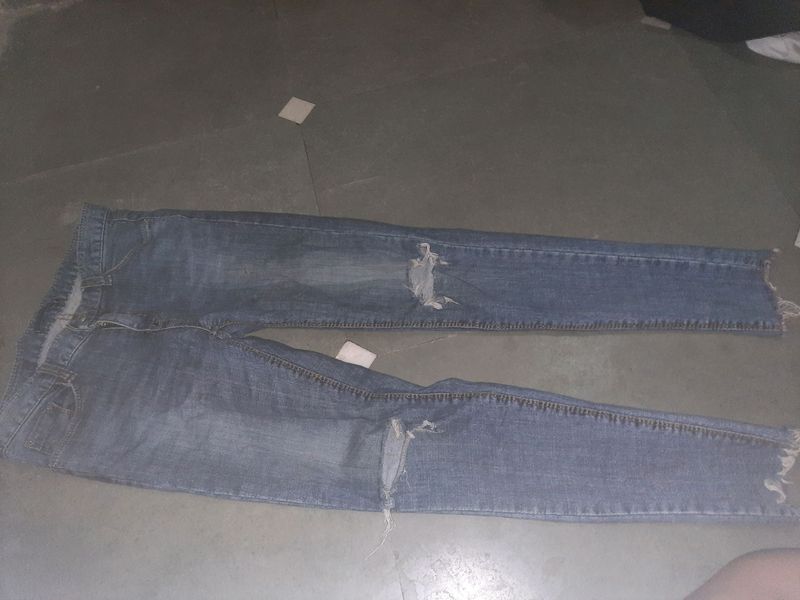 damage denim jeans