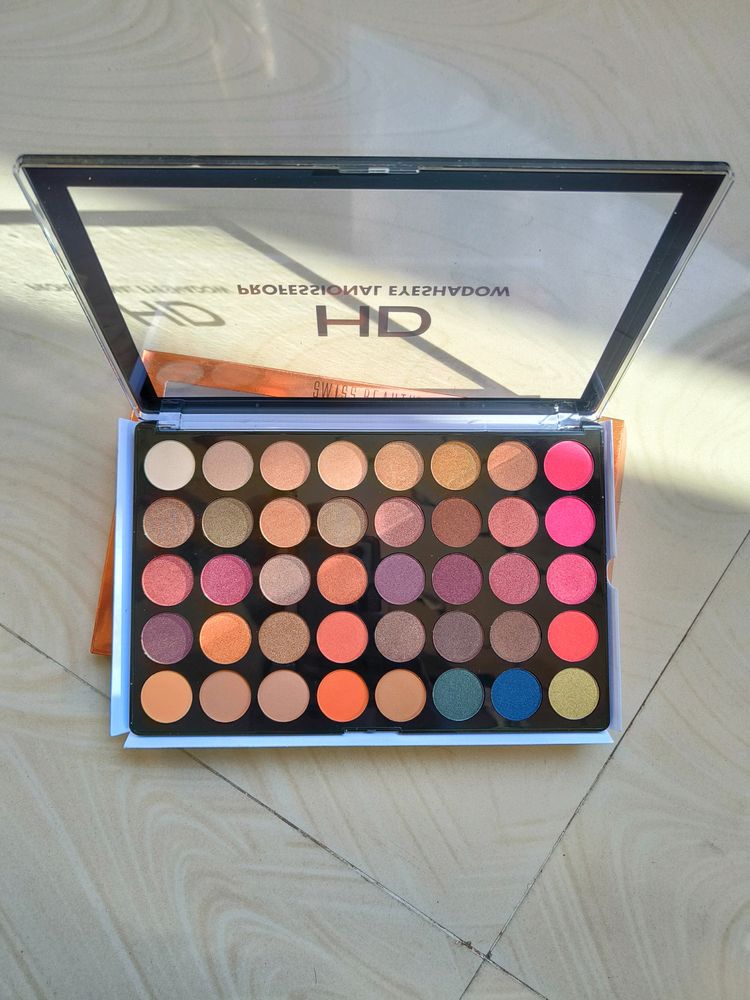 SwissBeauty Eyeshadow Palette And SugarPop Sponge