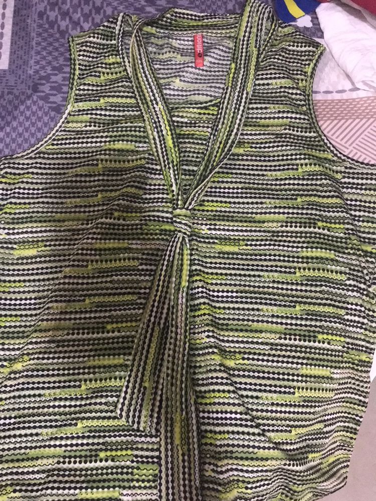 Amazing Sleeveless Top With A Tie Pattern