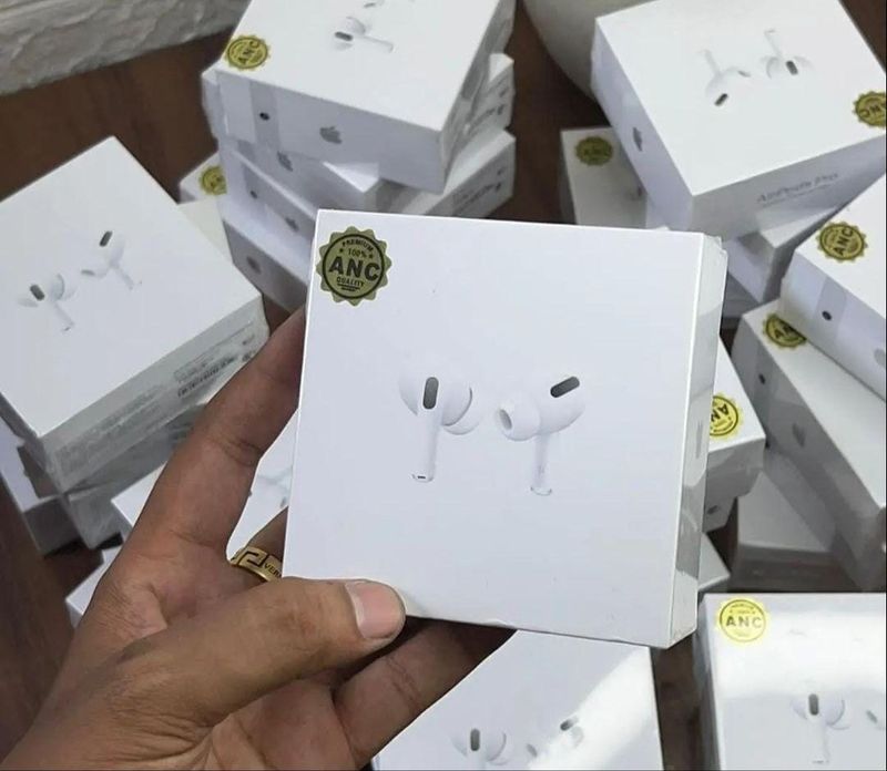 Apple AirPods Pro with MagSafe Charging Case