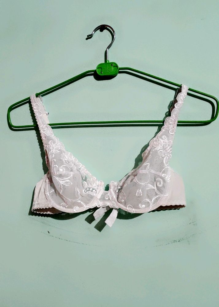 Simple Underwire White Bra With Net