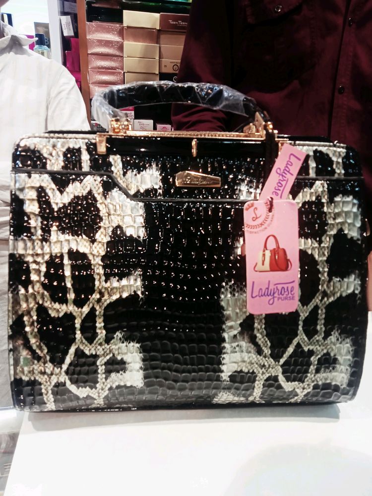 Handbag Black And White Soo Beautiful