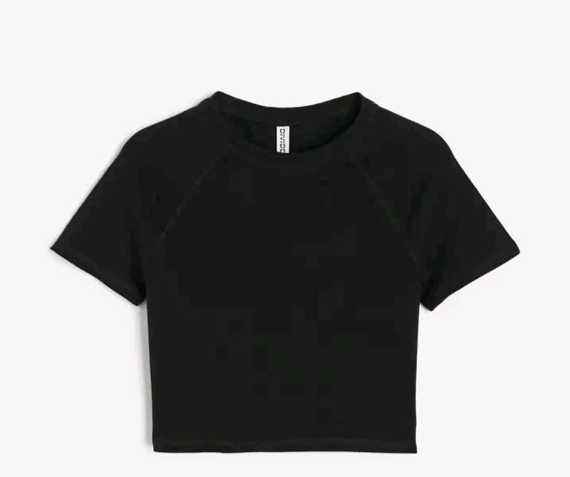 H&M Cropped Tee Shirt (Brand New).