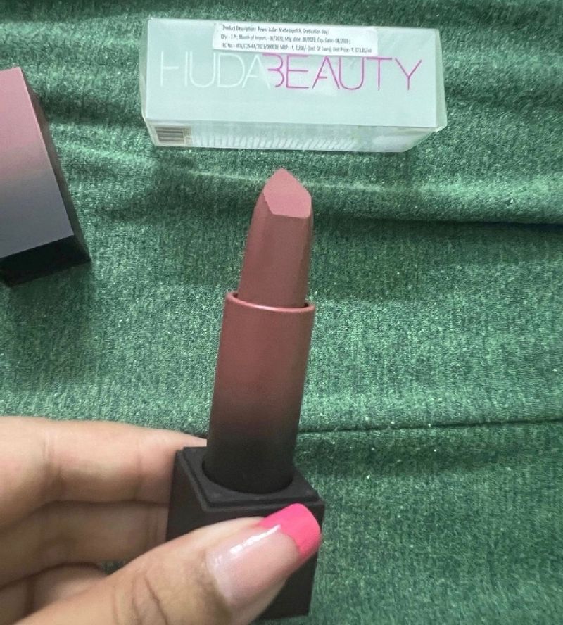 Huda Beauty Matte Bullet Lipstick "Graduation Day"