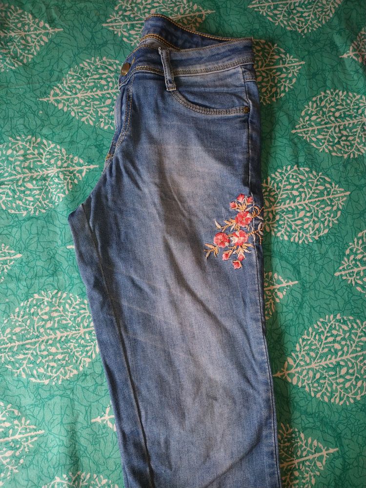 JEANS WITH FLORAL EMBROIDERY