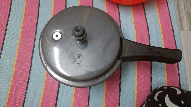 New Pressure Cooker 4/5time Used