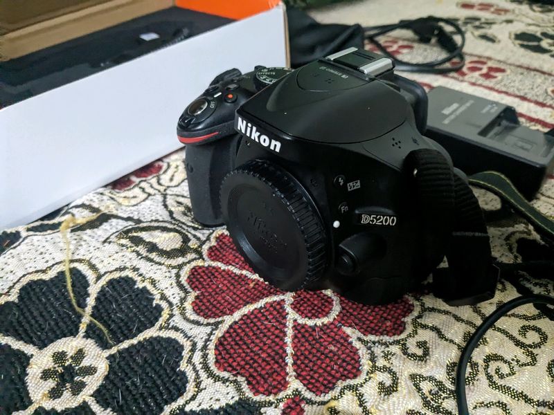 bNikon D5200 Camera Set With Bag And Accessories