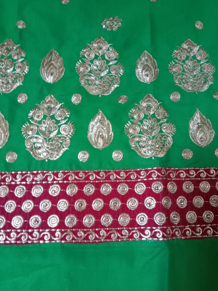 Mix cotton or satin u can say..NO DUPATTA