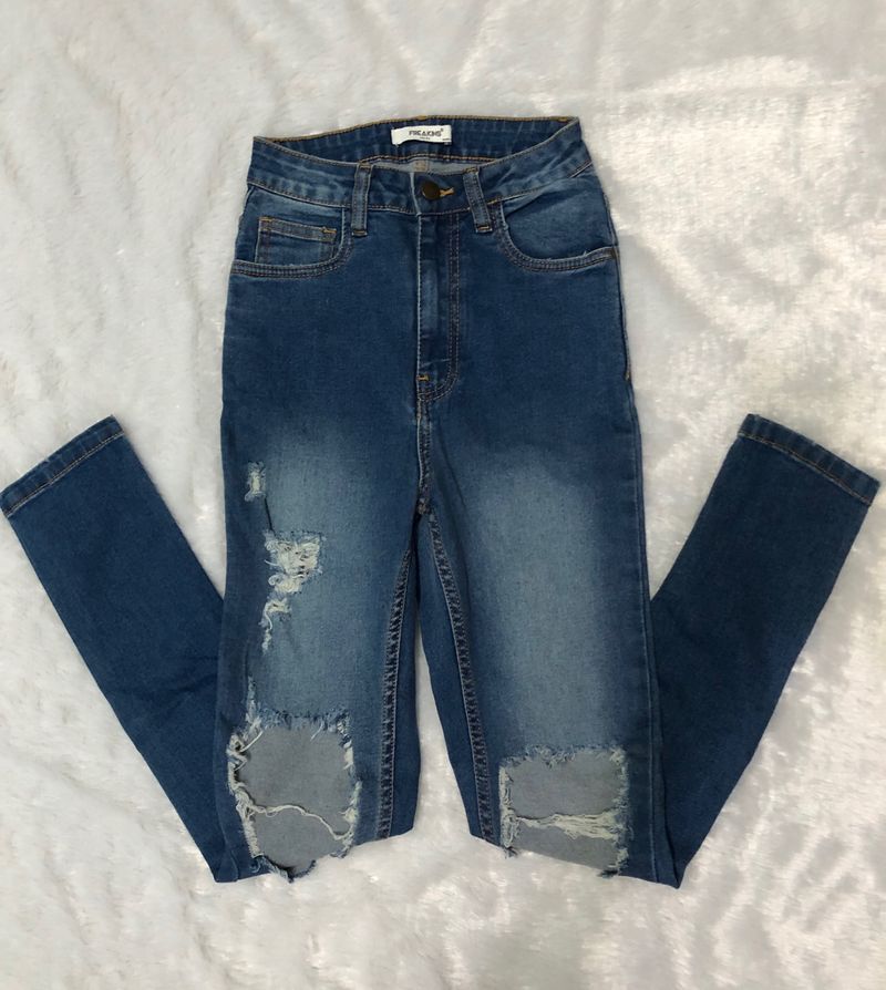 Distressed skinny jeans