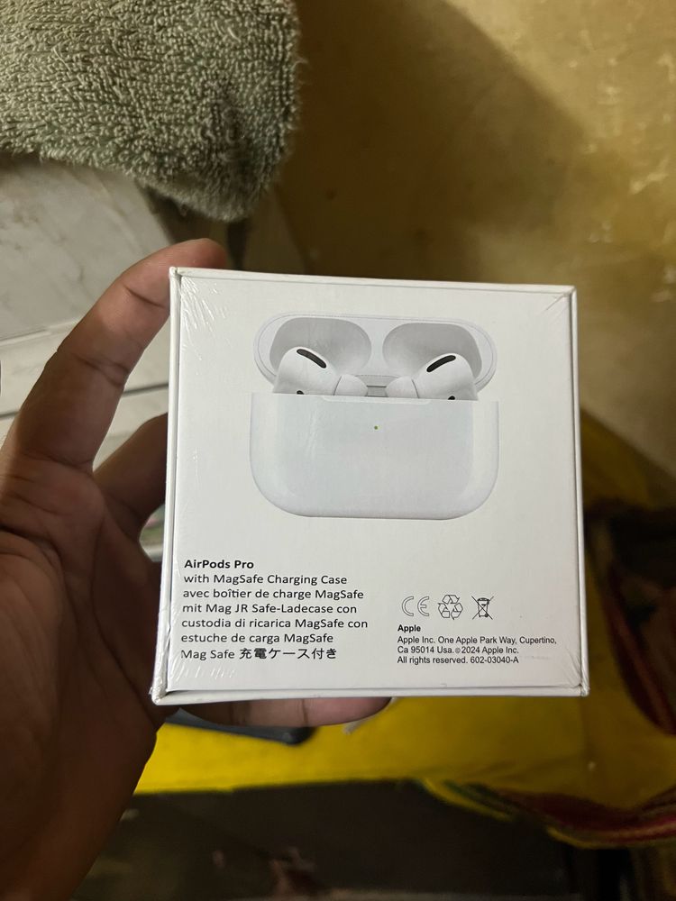 AIRPODS PRO GOOD AND NEW CONDITION UNSED