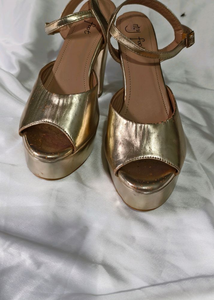 GOLD BLOCK HEELS