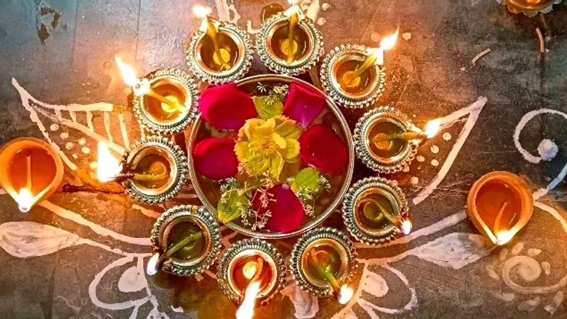 Urli Diya With 10 Candle Free