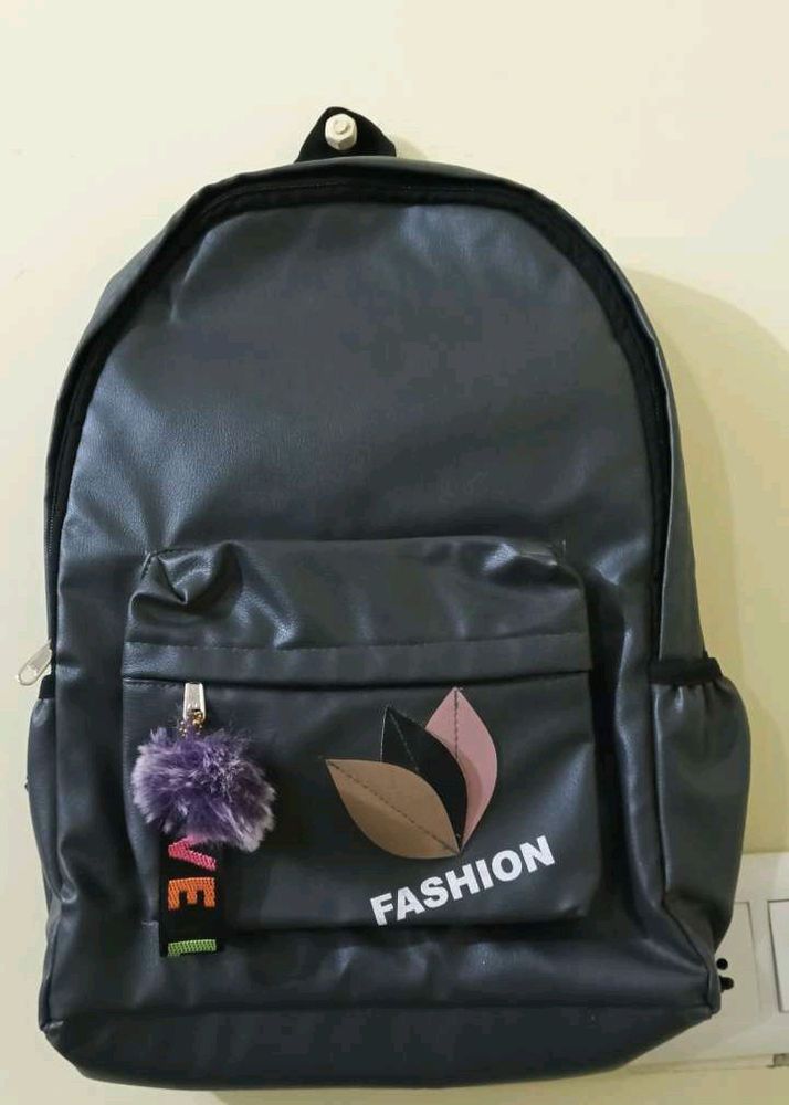 I'm Selling A Stylish Back Pack For Girls