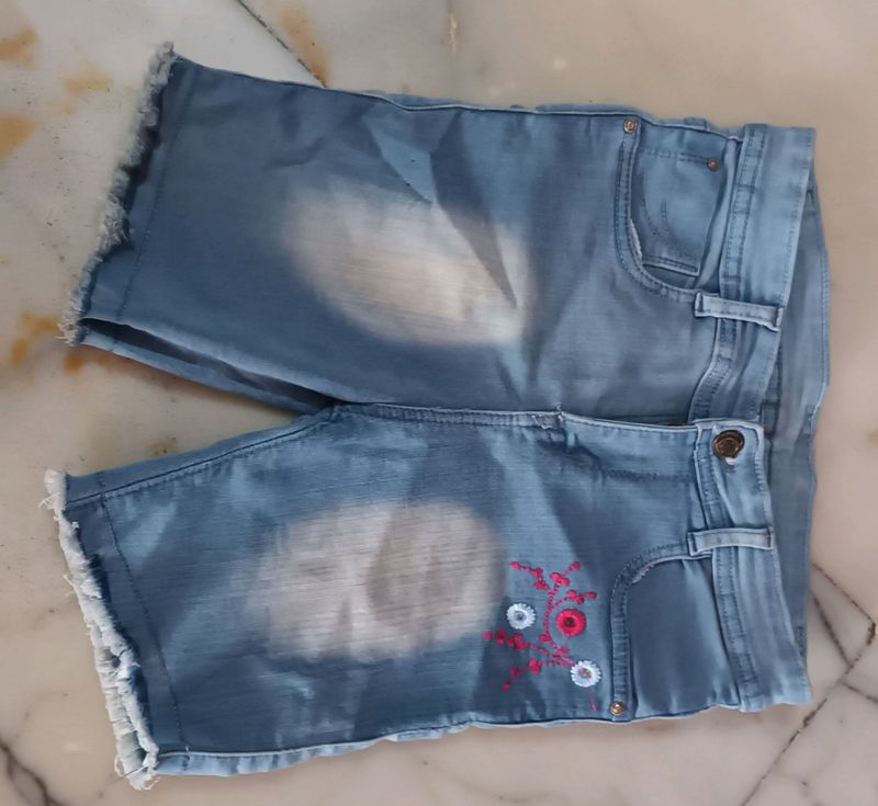 Shorts Denim With Flower Thread Work