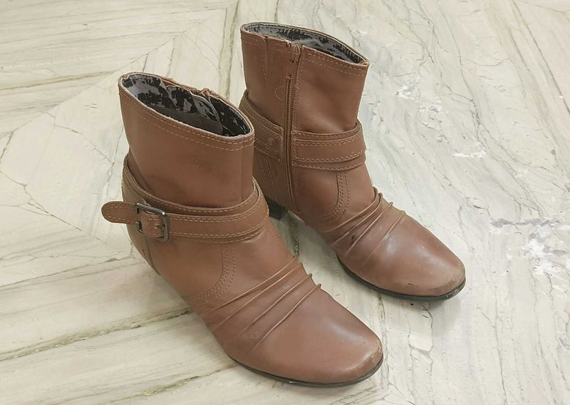 SALE!!!! 🎀 BROWN HEEL ZIP BOOTS 🎀