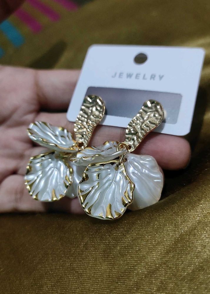 Trendy golden Earings