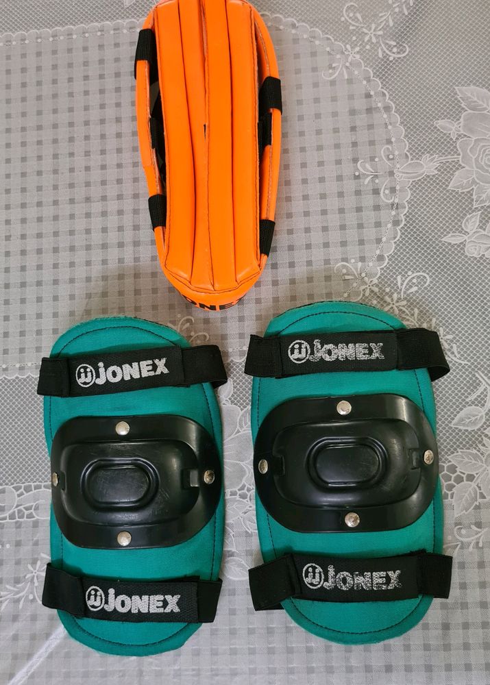 Jonex Helmet & 2 Knee caps for sports activities