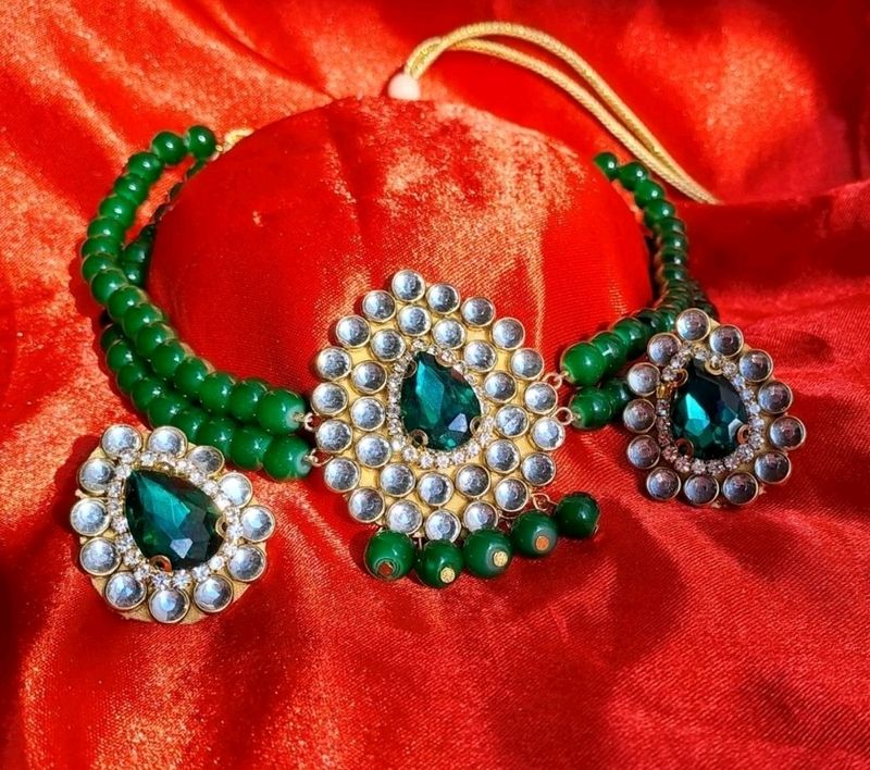 GREEN STONE NECKLACE WITH EARRINGS