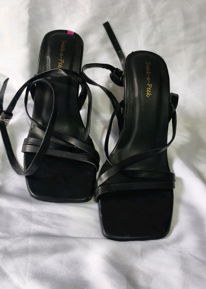 N18. BLACK STRAPPY BLOCK HEELS