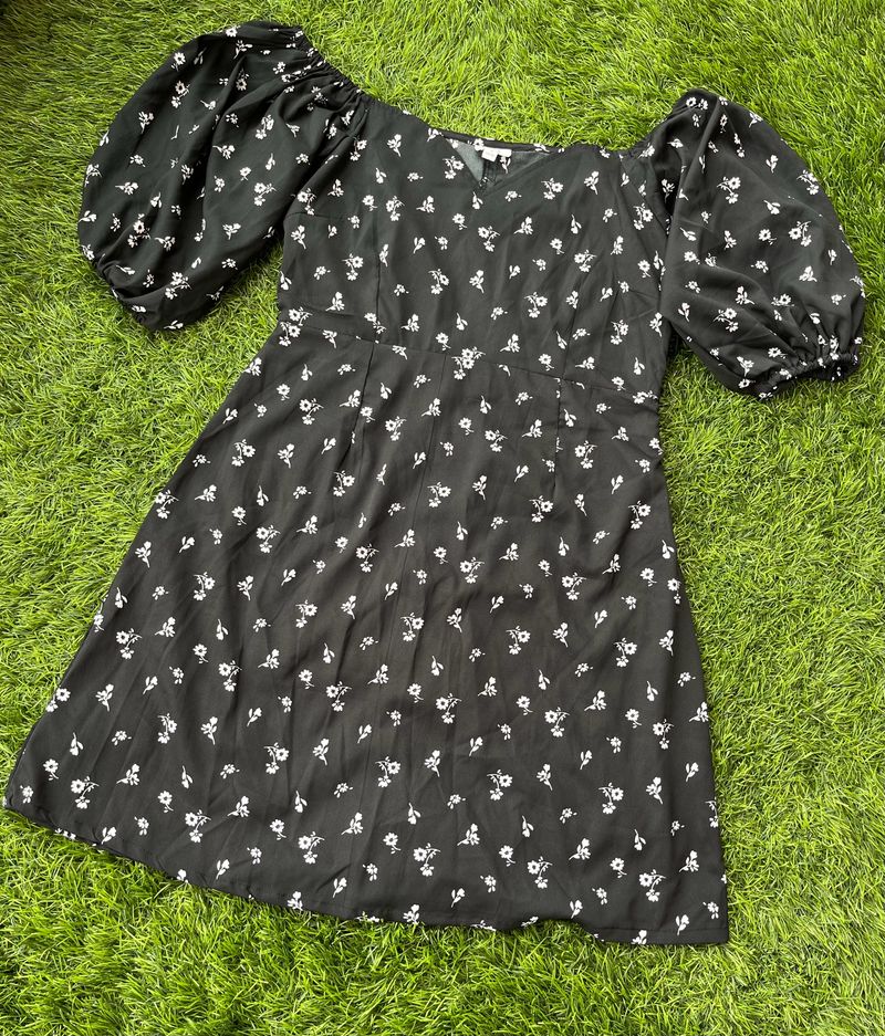 Charming Black Floral Puff Sleeve Dress