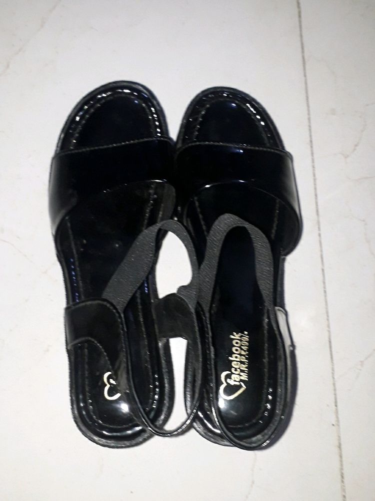 Flat sol heel sandal in black colour