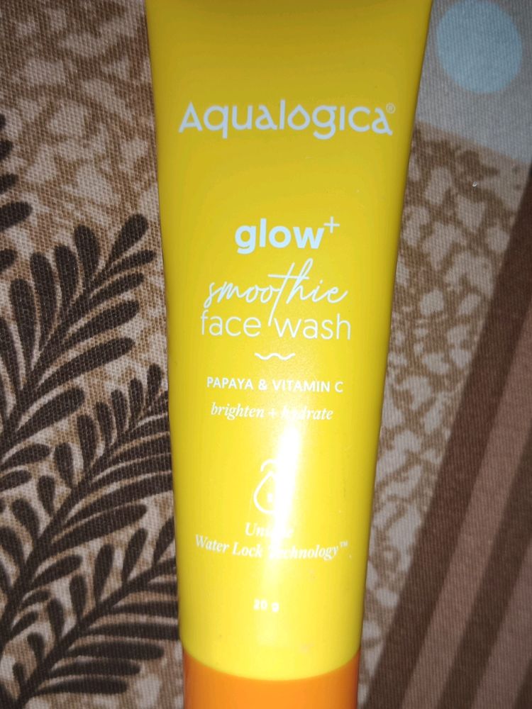 Aqualogica Glow smoothie Face Wash