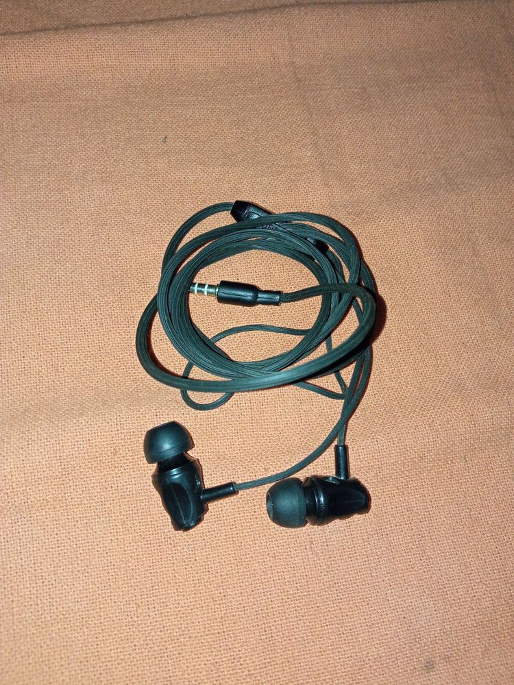 Black Wired Earphone