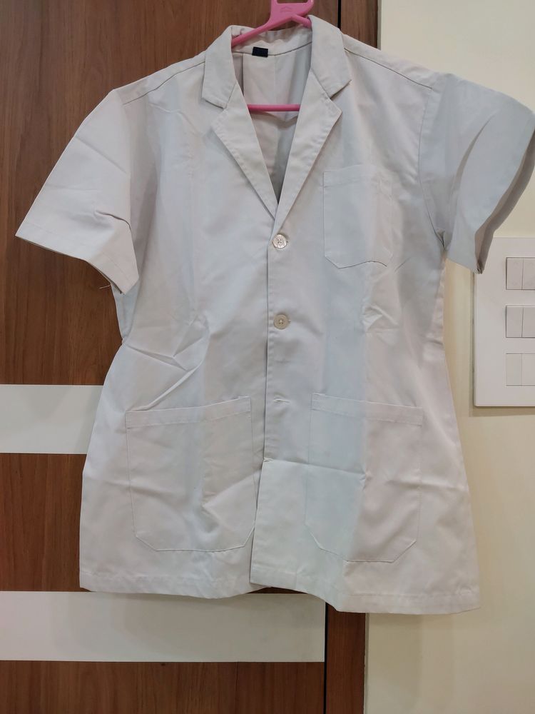 White Apron /Lab Coat With Collar And Pockets