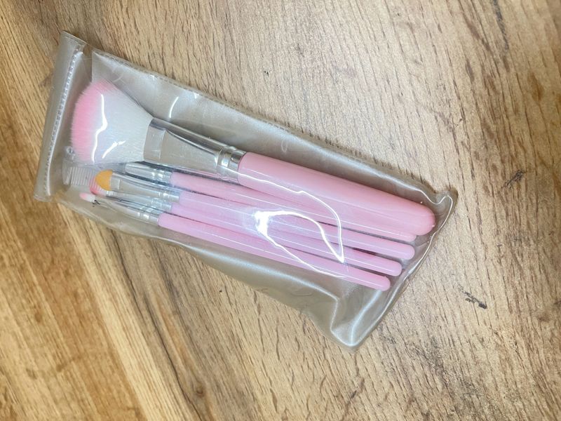 5 Set Of Makeup Brushes