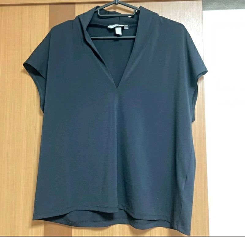 H&M Deep V Neck Stand Up Collar Top🐋