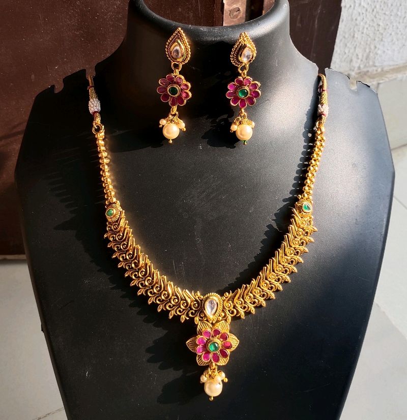 Gold Toned Elegant Necklace With Earring