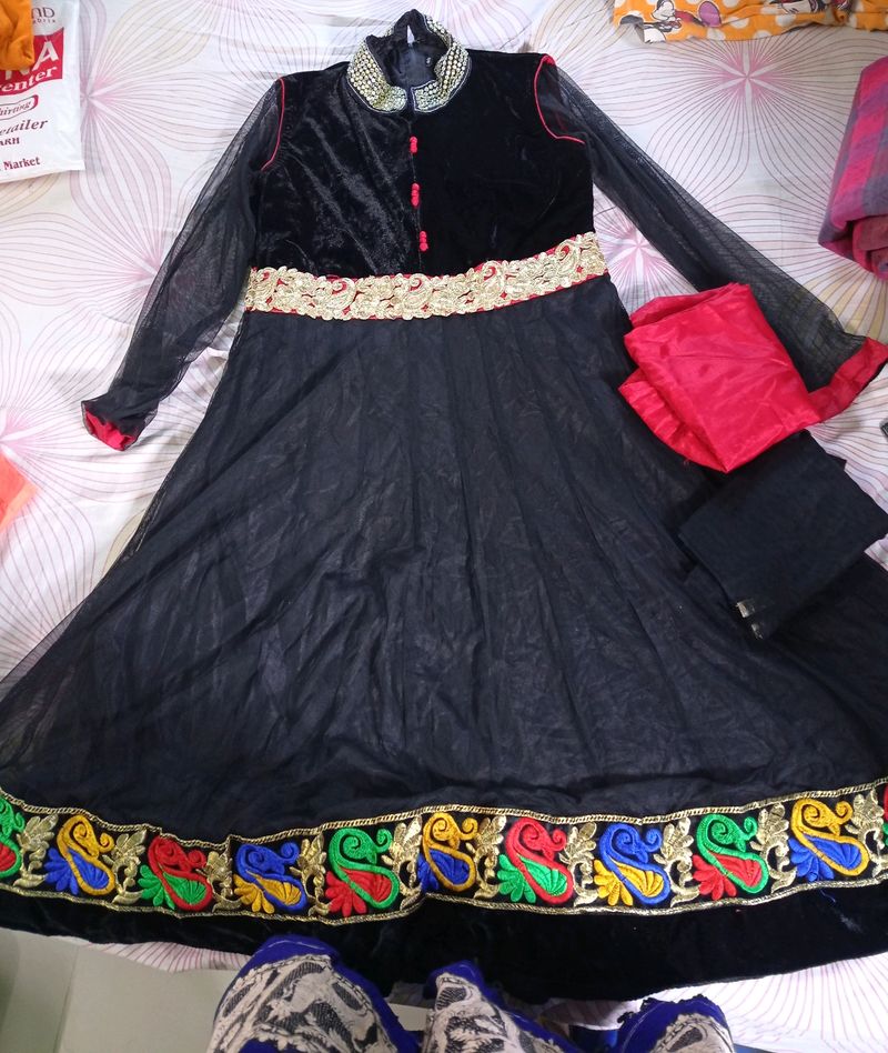 suit with red pant and black dupatta