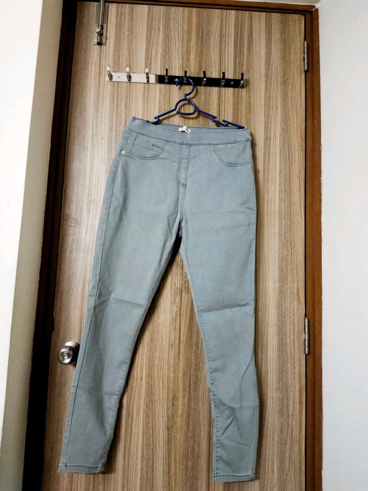 Light grey jeggings