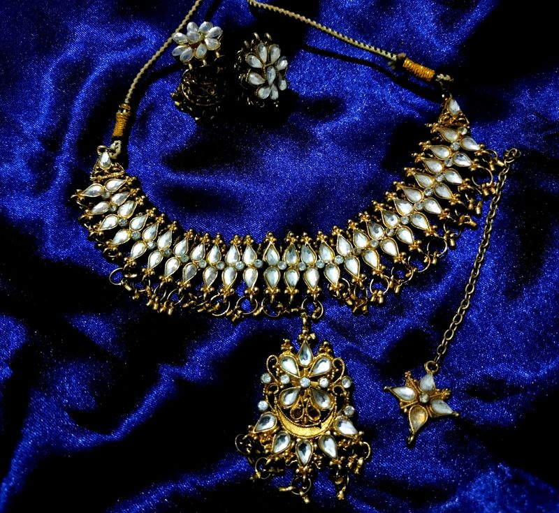 Necklace Having White Stone