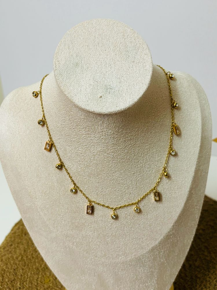 Victoria And Reversible Neckchains!