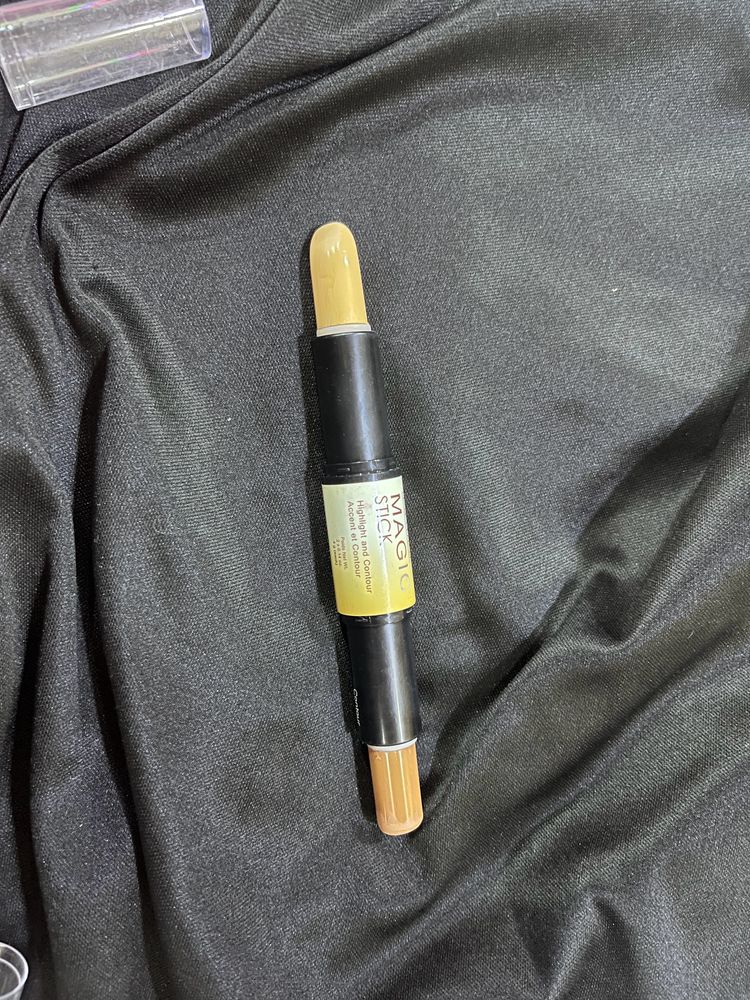 Contour And Concealer Sticks 2 In One.