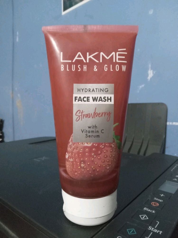 Lakme blush &glow hydrating face wash strawberry w