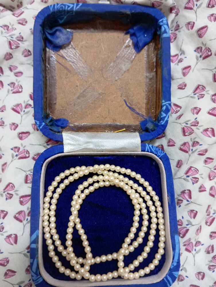 A pearl Necklace