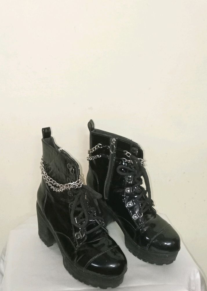 Chain Detailed Boots