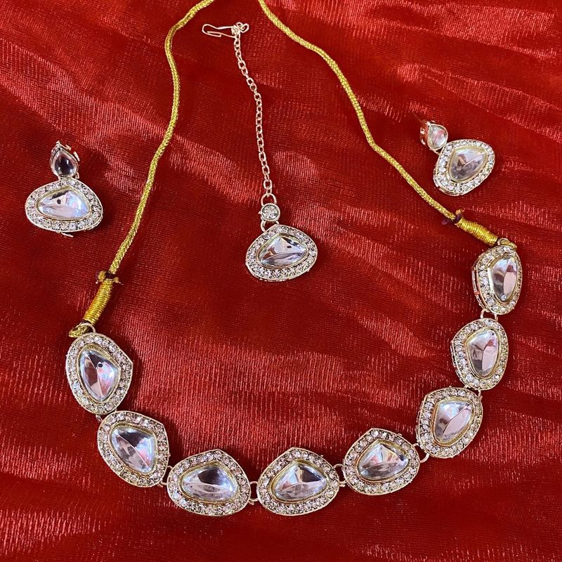 Kundan Set With Earrings And Maangtika