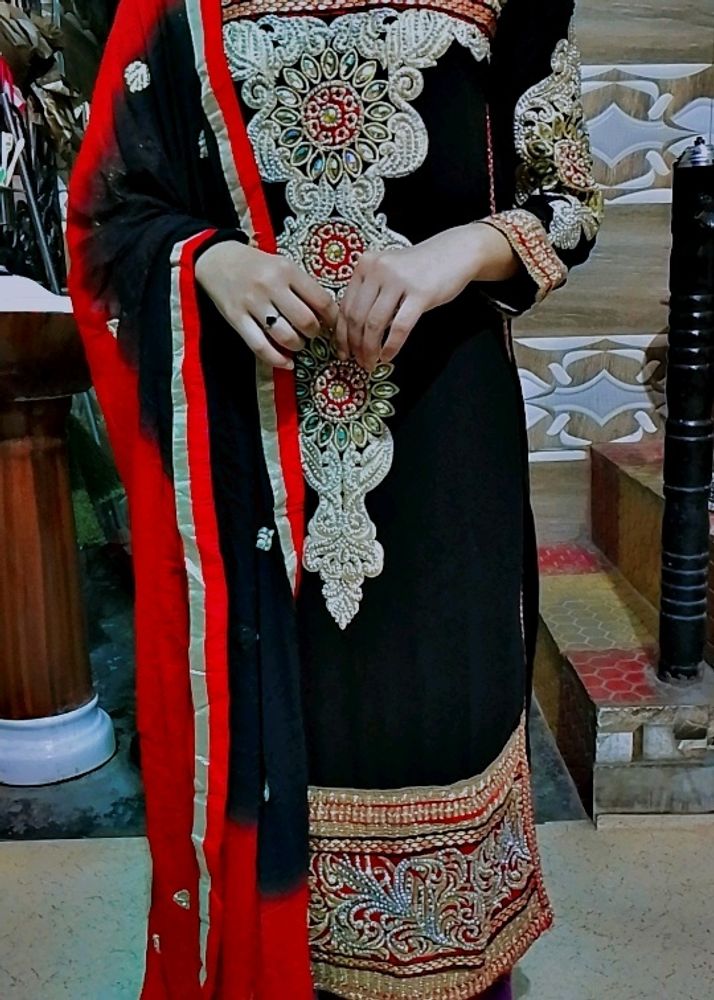 Georget Suit With Stone Embroidery