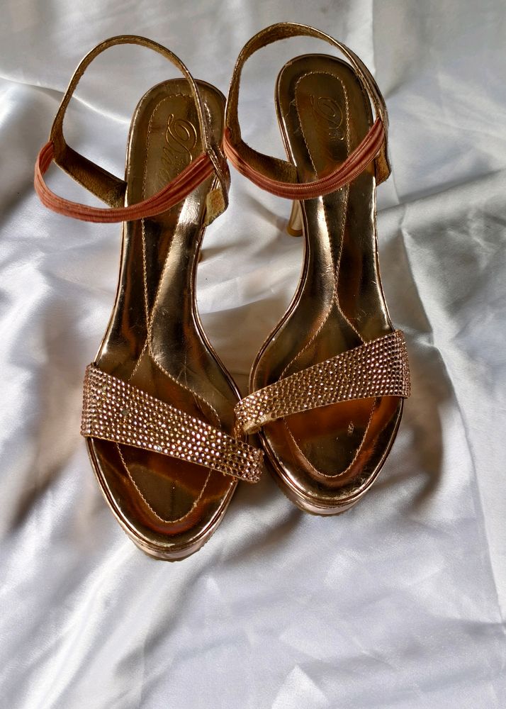 N15. GOLD SPARKLING HEELS