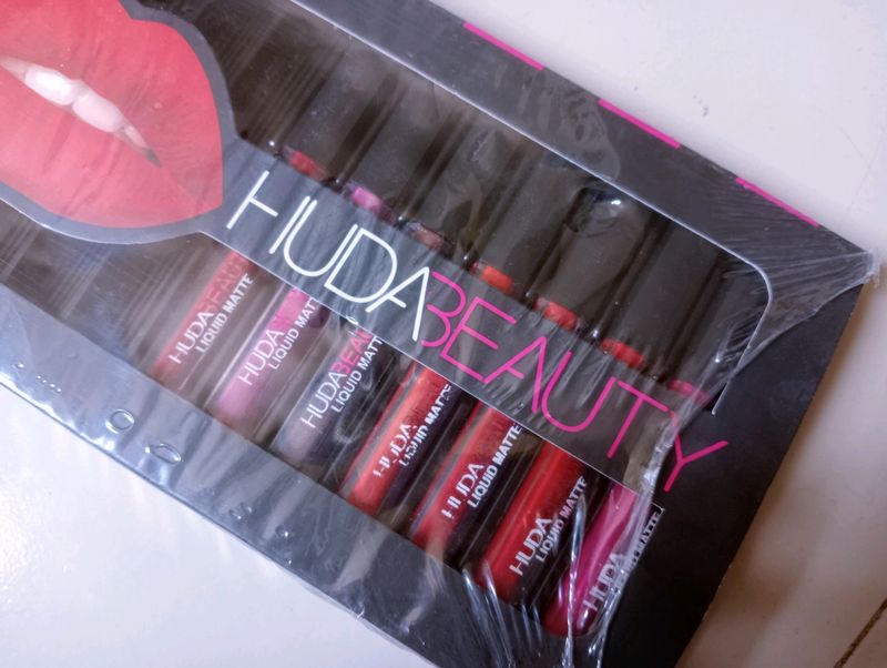 Unusual Huda Beauty Met Lipstick Set