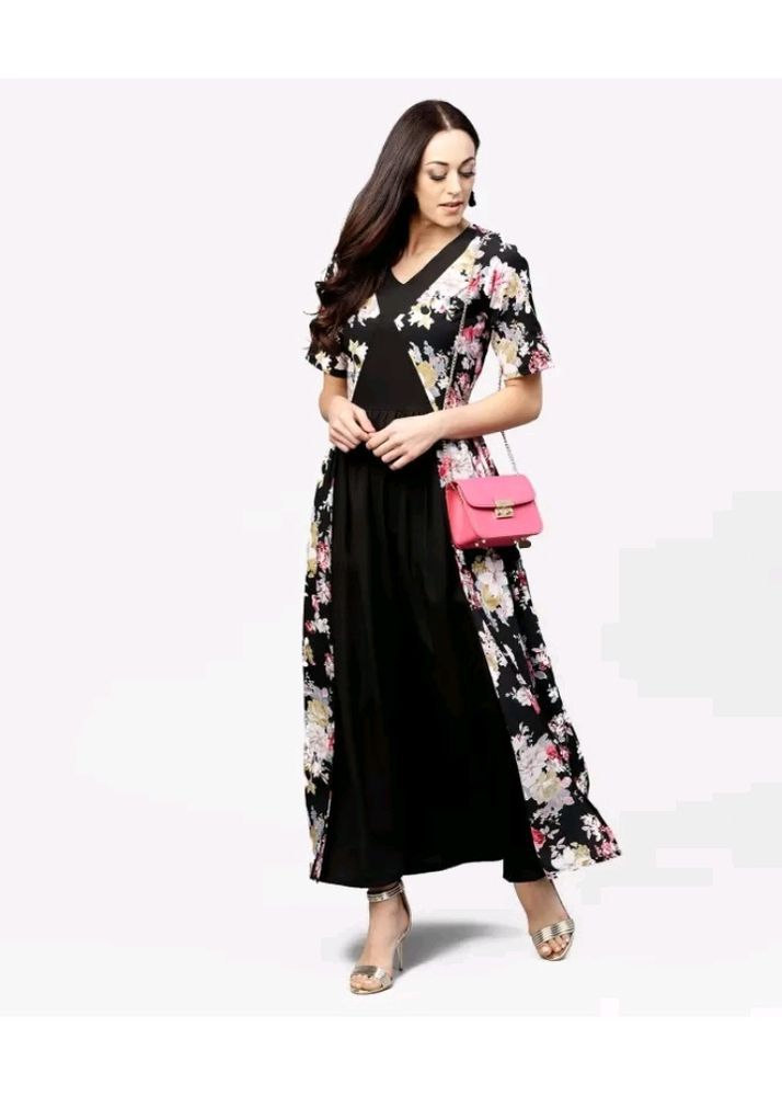 Black maxi dress with round neck and 3/4 sleeves