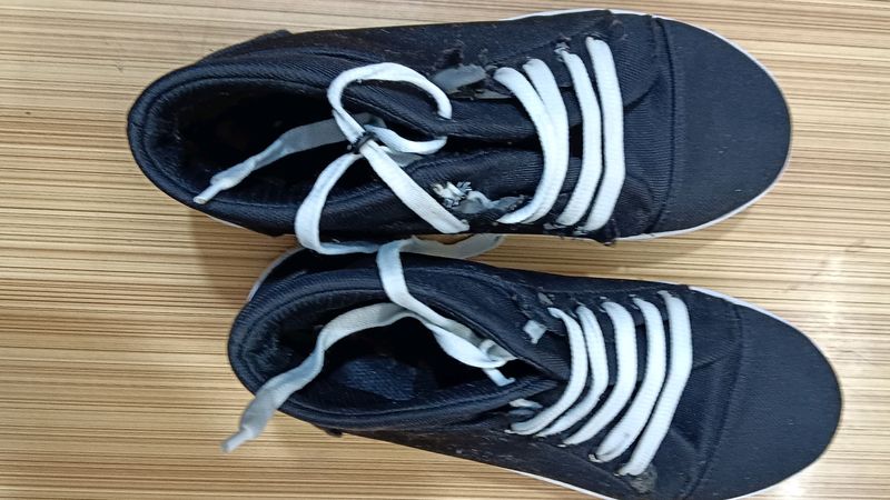 Sneakers Used Withflaws On Starps