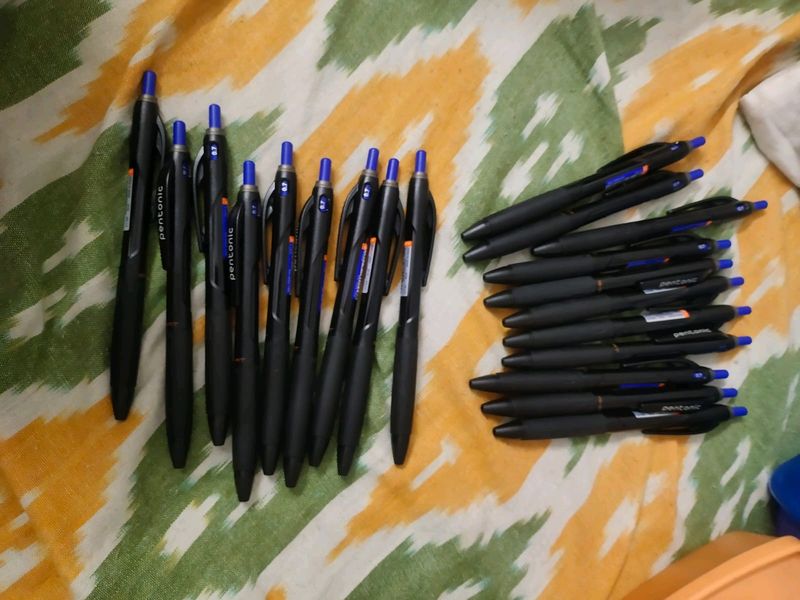 25 Pentonic Blue Pens And 2 Sticky Notes